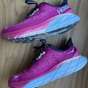 hoka arahi 6 in festival fuchsia/ibis rose
